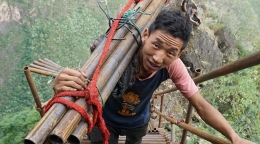 悬崖村绝壁修路村民背1500根钢管上山造天梯