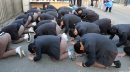 韩国高考拉开帷幕 学弟学妹下跪为考生加油