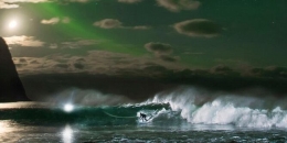 澳大利亚男子极光下冲浪欣赏绝美风景