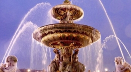 巴黎广场喷泉冻结  “暂停”凝固超梦幻