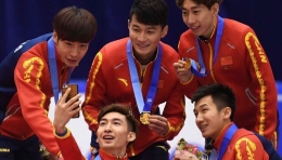中国男子接力问鼎领奖台上队员狂玩自拍