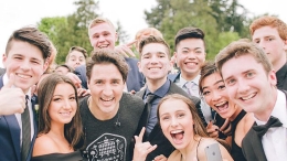 加拿大总理街头慢跑路遇高中生大方合影
