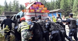 九寨沟抗震救灾进行时 救援人员推物资运输车上坡