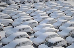 哈尔滨迎大雪 停车场车辆变“冰雕”