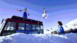 新疆泼雪节