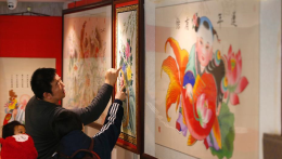 春节将至年画热销 北京民众选购年画