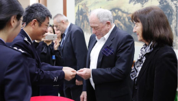 诺贝尔奖得主等六位外籍人才在上海获颁永久居留身份证