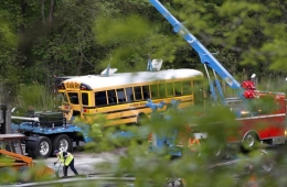 美国新泽西州17日一校车与卡车相撞