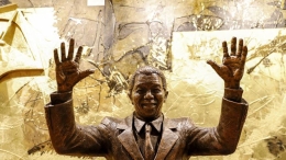 南非前总统曼德拉像