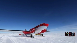 中国极地固定翼飞机降落南极