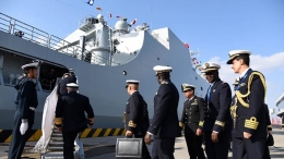 海军代表团登中国舰船
