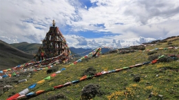 川藏公路上的观景台