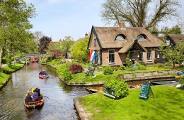 探访荷兰“威尼斯”布满河道的童话村