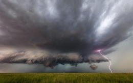 美摄影师花五周时间追拍中西部龙卷风