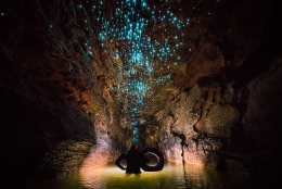 流动的星空新西兰萤火虫洞中的神秘光影