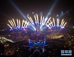 上海迪士尼乐园上演“梦幻烟花秀”