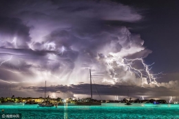 美摄影师追拍雷暴天气画面似大片