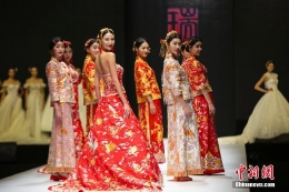 中国国际婚纱礼服周中的龙凤褂裙与婚纱
