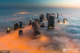 迪拜摩天大楼冲破浓雾