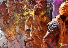 印度胡里节彩色粉末大战 民众狂欢陶醉