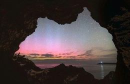 透过澳洲形状洞穴捕获南极光