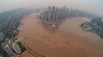 直击！长江五号洪水洪峰正通过重庆中心城区