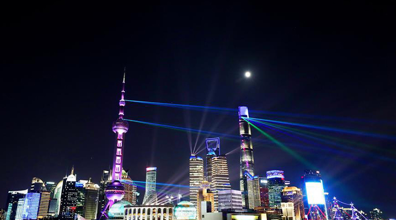 上海：灯光璀璨迎佳节