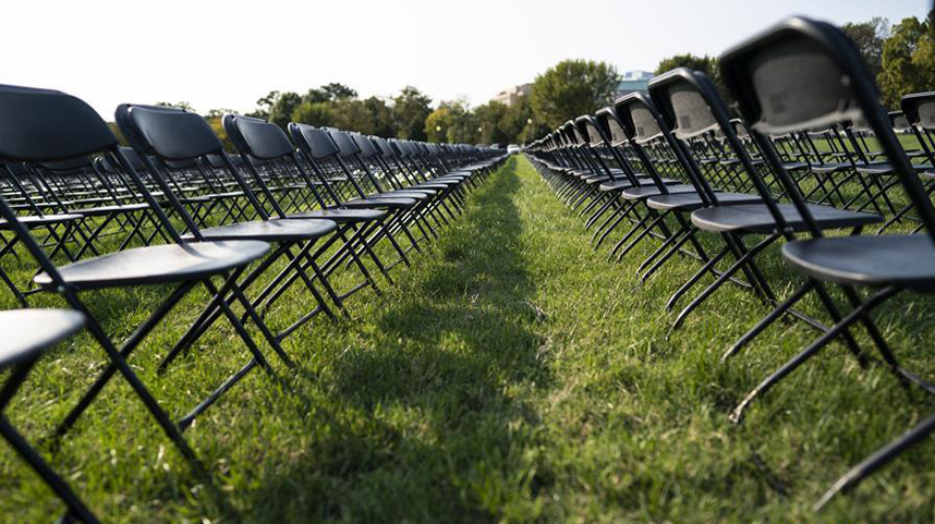 美国华盛顿：空椅子悼念新冠逝者