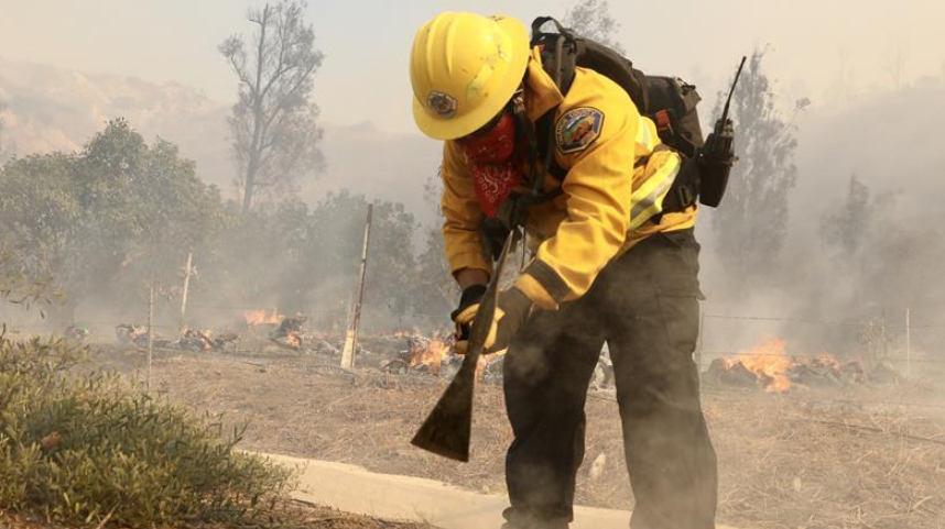 美国加州南部野火导致数万居民被迫撤离