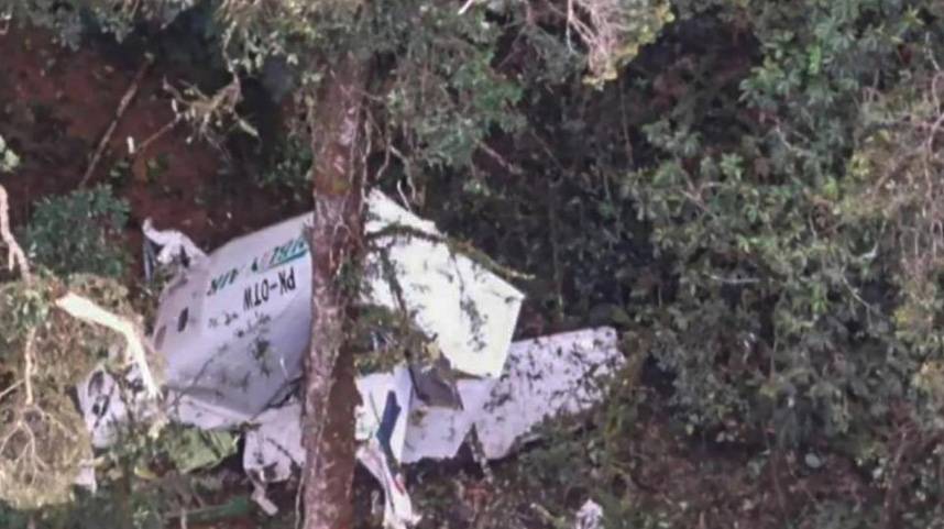 印尼一小型飞机在山区坠毁
