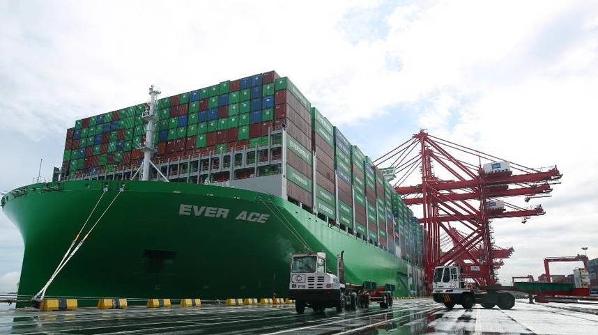 超大型集装箱船停靠科伦坡国际集装箱码头