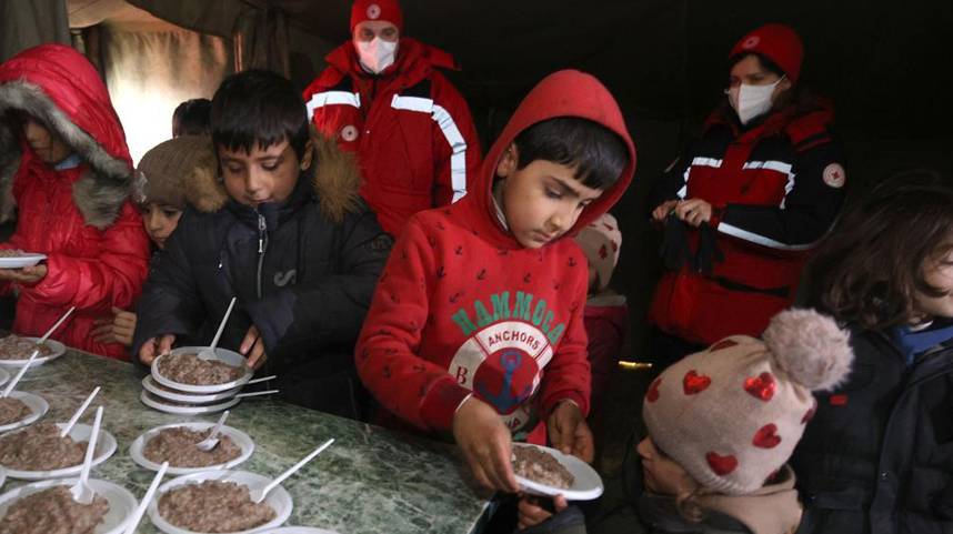白俄罗斯：难民领取食物