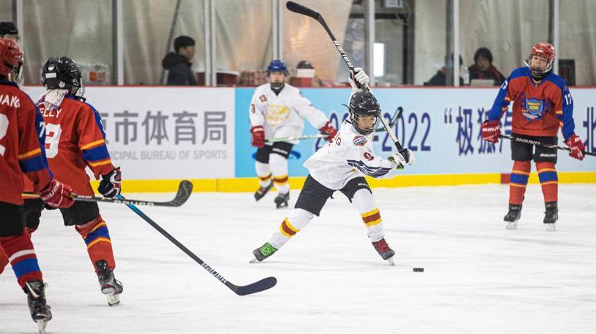 北京青少年冰球联赛助燃冬奥热情