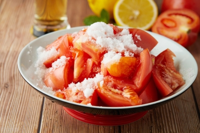 西红柿别放冰箱了 一个土方法放久了也鲜甜