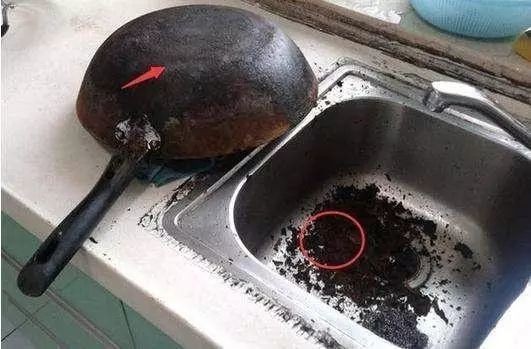 1个“笨办法”清洁锅底“黑垢” 干净不费劲