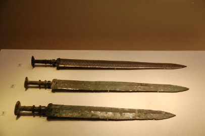 中国5把逆天青铜剑一把卖了448万 一把被损坏