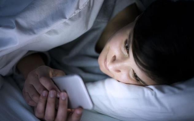 超八成青年“睡前玩手机”亟需警惕与矫正