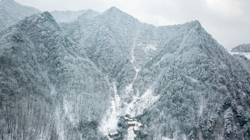甘肃康县：雪中美丽乡村