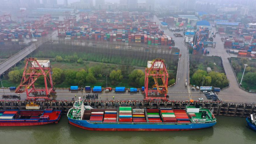 武汉：长江内河最大集装箱船首航
