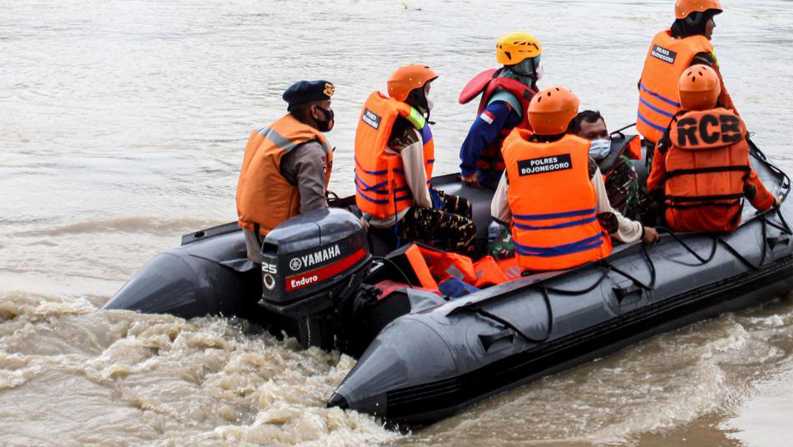 印尼：搜寻船只倾覆失踪人员
