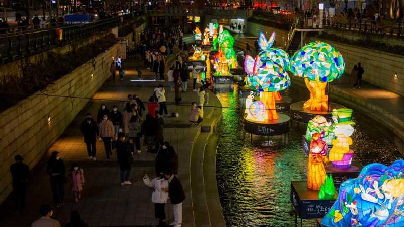 韩国首尔花灯节 缤纷彩灯点亮清溪川 
