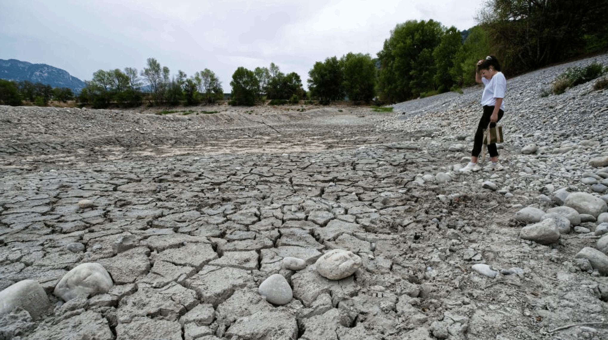 法国：严重干旱致湖泊水位下降