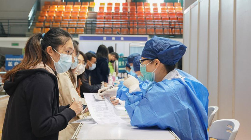 上海：高校师生有序进行新冠疫苗接种