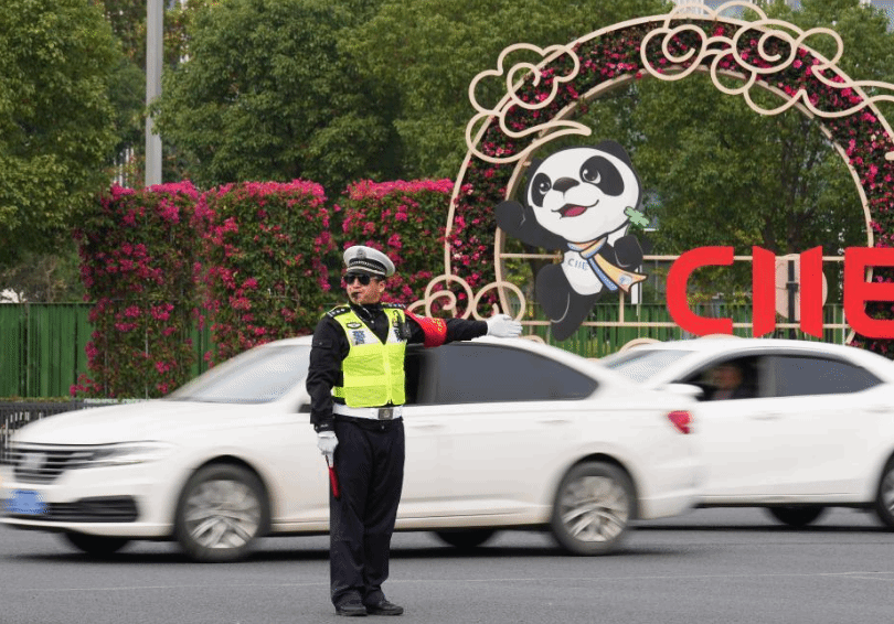 上海公安交警“进博示范岗”在沪亮相