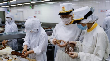 粽子“出口季”到来 100多吨粤式粽飘香海外