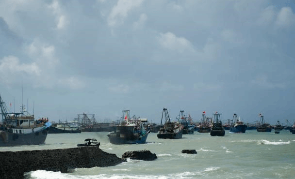 南海伏季休渔期结束 广西大量渔船出海作业