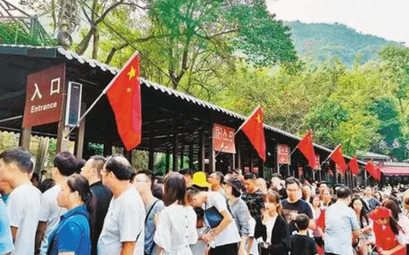 今年国庆假期红色旅游广受欢迎 同比增长230%