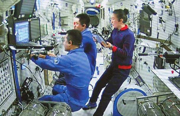 中国航天员首次完成手控遥操作交会对接试验
