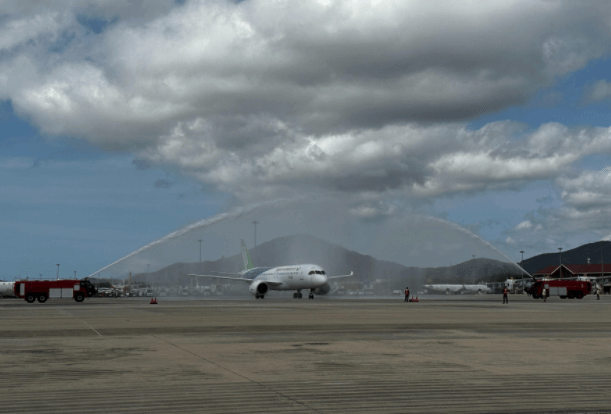 全球首架国产大飞机C919飞抵三亚