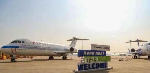 首批2架国产支线客机ARJ21“客改货”飞机交付